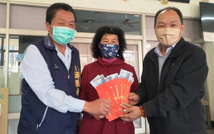 輪胎大廠「正新輪胎」設址彰化縣大村鄉，創辦人夫婦逝世後，鄉公所陸續可收入新台幣26億元遺產稅；由於疫情影響，鄉公所110年12月提案發給每名鄉民2000元振興關懷禮金，獲鄉民代表會通過，15日正式發放，盼讓鄉民過好年。（圖／民眾提供）