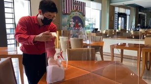 高雄市連日出現本土確診案例，原本過年期間，平均8成以上的飯店住房率，近日陸續約有1成民眾退房，尾牙、過年圍爐也有取消情形，但外帶年菜增多。示意圖。（圖／新唐人資影像）