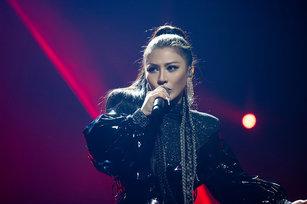 金曲歌后艾怡良22日站上台北流行音樂中心，首次舉辦大型售票演唱會「從夜晚出生的我們」，全場2個半小時共帶來20多首歌曲。（圖／EMI提供）