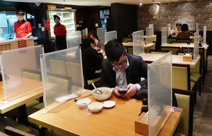 國內COVID-19疫情延燒，餐廳出現多起群聚。指揮中心指揮官陳時中表示，無論有沒有用餐，各場合都可能出現疫情，因此暫不考慮禁內用，呼籲防疫要從個人做起。示意圖。（圖／中央社）