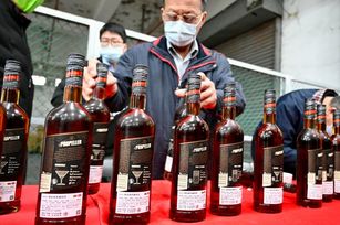 台酒購入遭中共拒收立陶宛2萬400瓶深色蘭姆酒，繼日前全家預購秒殺後，2月1日大年初一台酒12間觀光酒廠上午9時30分一開賣，不到1小時就完售。資料照。（圖／GettyImages）