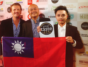 製茶職人張家齊（右）2019年起連3年在英國Great Taste Awards獲獎，上台領獎時不忘展開中華民國國旗，讓世界看見台灣。（圖／張家齊提供）