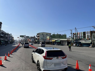 大年初二，一早出遊及回娘家車潮湧現，前往墾丁、台東的屏東枋寮鄉台1線等5岔路口，一早車潮湧現，警方於8時許實施調撥車道，警方建議走替代道路。（圖／枋寮警分局提供）
