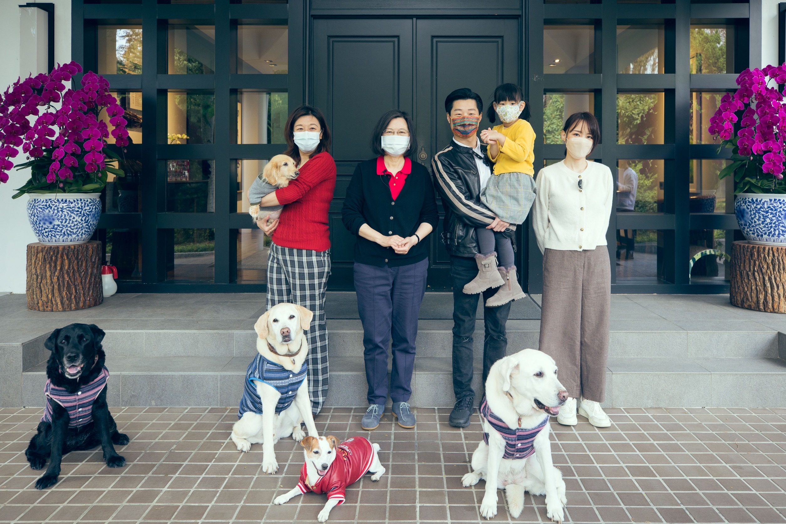 林昶佐、林靜儀拜訪總統官邸蔡英文曬愛犬、愛貓- 新唐人亞太電視台