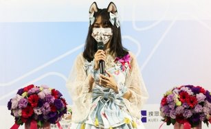 第10屆台北國際動漫節今天上午於台北世貿一館開幕，不少動漫迷Cosplay為喜愛角色入場，或將喜愛動漫元素融入穿搭，立委賴品妤（圖）則以華麗的「蘿莉塔」服裝現身開幕典禮。（圖／中央社）