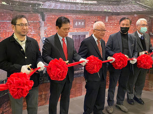 前總統李登輝生前成立源興居生技股份有限公司，培育的台灣和牛以「源興牛」為名上市，首家「源牛」專賣餐廳13日在台北小巨蛋商圈開幕，源興居生技公司董事長劉泰英（中）致詞表示，讓台灣有自己的和牛，是李登輝晚年的最後遺願。（圖／源興居生技提供）