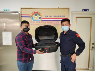 鄭姓民眾（左）在台中遺失放在大型重機車置物箱筆電，裡有著重要博士論文，他從iPad訊號發現置物箱在屏東里港鄉，向警方報案，警用訊號定位成功在呂嫌車上起獲民眾遺失物品。（圖／里港警分局提供）