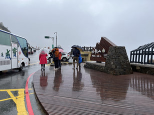 寒流發威搭配水氣，賞雪勝地合歡山20日一早湧入大批追雪遊客，武嶺、昆陽、合歡山遊客中心停車場爆滿，警方疏導交通。（圖／南投林管處提供）