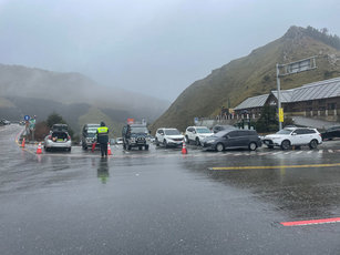 寒流發威搭配水氣，合歡山（圖）20日一早湧入追雪遊客，但午前未有明顯降雪，研判夜間有固態降水或路面結冰機率，公路總局晚間到21日清晨預警封閉台14甲線翠峰至大禹嶺路段，以確保用路安全。（圖／公路總局提供）