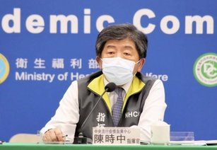 指揮中心指揮官陳時中（圖）說，台灣將走向經濟防疫新模式，戶外全面免口罩及入境免隔離須一步一步來， 防疫好比爬樓梯，上去很辛苦，下樓要小心，才不怕摔跤。資料照。（圖／指揮中心提供）