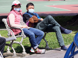 中央氣象局表示，未來將會有3波較弱的冷空氣報到，分別在明天、3月2日及5日，但只會造成北台高溫略降。示意圖。（圖／中央社）