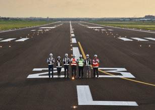 桃園國際機場公司表示，2021年桃機公司在中央流行疫情指揮中心指導下，嚴守國門防疫，並利用疫情航班減少之際完成南跑道整建等工程，迎來桃園機場開航43週年。（圖／桃園機場公司提供）