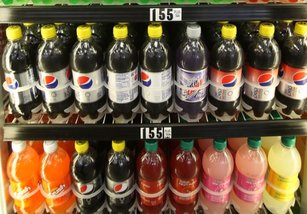 有市售瓶裝飲料效期後方標示「+S」字樣，表意義引發網友猜測熱議。衛福部食藥署說，若為日本食品，效期旁或下方加註的英文代碼，代表食品製造廠地點。示意圖。（圖／GettyImages）