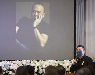 導演明金成日前因心因性休克驟逝，享年52歲。相識36年的好友屈中恆（右）1日在告別式上代表親友讀誦追思文，數度哽咽表示，世界少了明金成後變得一團混亂，希望他把力量帶給遺孀，讓孩子在正向環境長大。（圖／中央社）