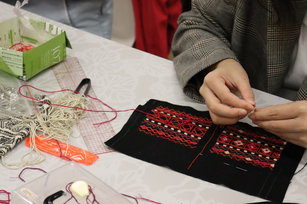 新北市原民局攜手輔仁大學，合辦傳統服飾娃娃工作坊，邀請人間國寶統織布工藝保存者張鳳英等人前來授課，一針一線引領認識原民服飾織品與圖騰。（圖／新北市原民局提供）