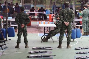 首梯接受新制14天教育召集的民眾，5日於桃園山腳國小報到，將進行65K2步槍實彈射擊。（圖／中央社）