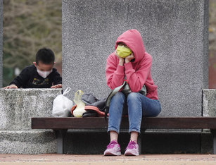 中央氣象局表示，6日東北風持續增強，晚間鋒面通過及大陸冷氣團南下，中部以北及東北部愈晚愈冷。（圖／中央社）