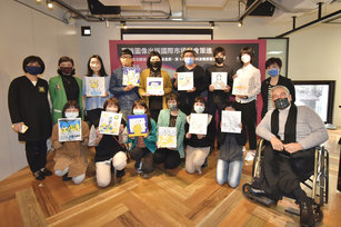 將在近期啟程前往法國及義大利參展的台灣漫畫家及插畫家，9日齊聚一堂以畫筆力挺烏克蘭，用象徵烏克蘭國旗的藍、黃色為主要色調，勾勒不同畫作。文策院表示，將評估如何將畫作同步展出於台灣館。（圖／文策院提供）