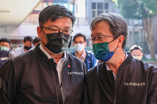 立法院經濟委員會10日邀經濟部就303興達電廠事故進行報告；圖為台電代理董事長曾文生（左）。（圖／中央社）