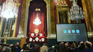 英國金匠工藝與設計大賽被稱為珠寶界的奧斯卡，今年大賽頒獎典禮於倫敦金匠大廳Goldsmith Hall舉辦， 來自台灣的珠寶設計師鄭又嶧獲得銅牌。 （圖／鄭又嶧提供）