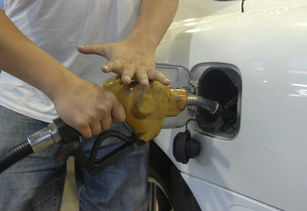 台灣中油表示，28日凌晨零時起，汽油、柴油價格每公升都調降新台幣0.3元，發油量最大的95無鉛汽油每公升價格為32.7元。示意圖。（圖／GettyImages）