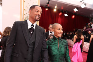 圖為好萊塢男星威爾史密斯（圖左）及其妻子潔達蘋姬史密斯（圖右）（Jada Pinkett Smith）出席奧斯卡頒獎典禮。（圖／GettyImages）