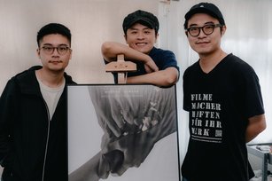 香港電影「少年」在香港遭禁播，4月8日將在台上映。監製陳力行（左起）與導演任俠、林森認為，「香港新浪潮」可能現在才要開始，創作者從政治壓迫中得到反思，重新思考什麼是「香港電影」。（圖／光年映畫提供）