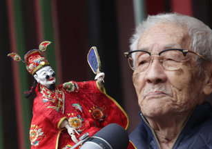 高齡91歲、多次獲得人間國寶認證的布袋戲大師陳錫煌（圖），心繫布袋戲教學及傳承不遺餘力，連續舉辦13年的陳錫煌「掌藝薪傳－大師工作坊」即將在4月10日開課，盼能撒下更多布袋戲種子，讓布袋戲傳承開枝散葉。（圖／中央社）