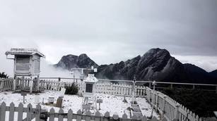 中央氣象局3日表示，玉山氣象站於下午2時30分下雪，至下午3時20分雪停，積雪2公分。（圖／氣象局提供）