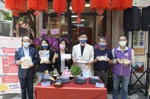 彰化縣長王惠美（左三）與郭瑋晟以及家人等合照。（彰化縣政府提供）