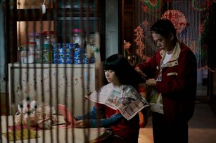 演員陳(妍)霏（左）在台劇「良辰吉時」中，和金馬影帝李康生（右）飾演的金紙舖老闆相依為命，維持詭異卻又緊密關係。（圖／CATCHPLAY提供）