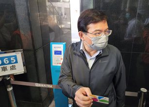 因應台鐵5月1日停駛造成的衝擊，交通部長王國材（圖） 29日下午南下視察疏運措施，並持悠遊卡體驗遊覽車類火車方式接駁。（圖／中央社）