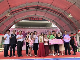 嘉義縣朴子市公所舉行「模範母親表揚活動」，市長吳品叡致頒匾額表揚，向28位模範母親們致意。(朴子市公所提供)