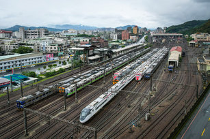 台灣鐵路工會發起5月1日不加班活動，多數駕駛不出勤，台鐵表定列車全部停駛，有部分駕駛願加班。台鐵樹林調車場外停了不少各式火車。（圖／中央社）