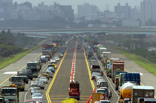  高公局表示，預估國道5號南向南港系統至頭城路段在6月2日將從早上9時湧現車潮， 恐持續到隔天凌晨0時，端午節從早上5時就會再有車潮提醒旅客注意。示意圖。（圖／GettyImages）