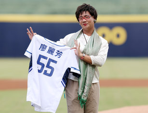 中華職棒4日在新莊棒球場由富邦悍將隊與樂天桃猿隊交手，主場悍將邀請扮演「算命阿姨廖麗芳」人氣爆紅的網紅阿翰擔任開球嘉賓，並送上背號55號的球衣。（圖／中央社）