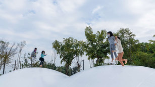 台南市隆田ChaCha文化資產教育園區引進全國唯一的 「彈跳小丘」，讓小朋友在彈跳小丘玩耍時，可從不同制高點觀賞珊瑚潭公共藝術，啟發藝術想像力。 （圖／台南市政府提供）