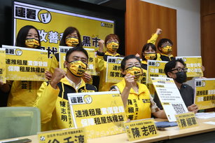 時代力量立委陳椒華（前中）17日與台北市議員參選人陳志明（前左）等人共同舉辦改善租屋黑市正義連署開跑記者會，呼籲盡速推動租屋實價登錄，保障租屋族權益。（圖／中央社）