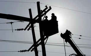 台電公司台中中沙變電所22日上午因高壓線路跳脫事故，造成變電所停電， 影響台中市梧棲等5區域停電4萬餘戶，台電已全數完成復電作業，並調查事故原因。示意圖。 （圖／GettyImages）
