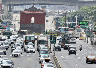台北車站前忠孝西路禁行機車逾40年，台北市議會交通委員會舉行座談會，交通局長陳學台說已對外委託評估忠孝西路開放機車通行的車流量數報告，預計年底前將進行試辦計畫。（圖／中央社）