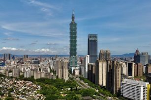 據報導調查，台北是世界第3貴城市， 僅次於上海與倫敦。政院23日表示，此份調查是針對全球24個主要城市的高淨值人士，也就是富裕族群所做調查，並非針對民生消費。圖為台北市一景照。（圖／GettyImages）