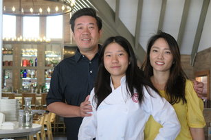 台裔女童朱如茵（中）榮登「小小頂級廚師美國版」第8季冠軍，父親朱家宏（左）讚嘆她3年前錄影期間「抗壓性太強了」。（圖／中央社）