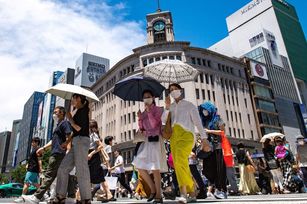 日本東京25日才創當地最快出現「猛暑日」紀錄，26日繼續飆高溫，市中心溫度在中午前已達攝氏35度，創當地觀測史上首度在6月出現連續兩天「猛暑日」紀錄。示意圖。（圖／GettyImages）