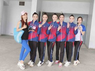 2022年亞洲韻律體操錦標賽在泰國舉行，國立體育大學派出111年全大運金牌班底，26日在團體單項3帶2球以總分26.45分勇奪銅牌，也是台灣在亞錦賽團體項目首度登上頒獎台。（圖／教練徐紫綺提供）