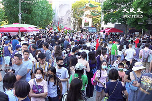 6月25日下午，波士頓華埠牌樓外的「台灣夜市」迎來大量遊客。（劉景燁:大紀元）