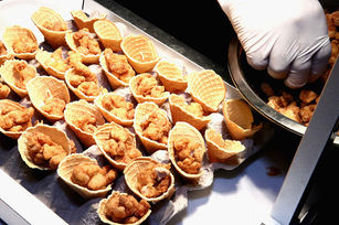 美民眾對台料理及炸雞感興趣。宋柳．凱蒂（Katie Liu-Sung）廚師是美堪薩斯市台餐廳Chewology老闆，有供雞米花和刈包。某晚一哭泣女子說剛起鍋的炸雞讓她想起家鄉很激動。圖為雞米花示意圖。（圖／GettyImages）