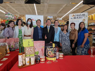  高雄市政府農業局首度與美國百家超市Asian Family  Market合作，1日至14日在西雅圖地區3家分店舉行高雄首選推廣週，嚴選高雄特色農產加工品上架販售。 （圖／高雄市農業局提供）