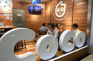 環保署7月起實施「一次用飲料杯限制使用對象及實施方式」， 連鎖飲料店、便利商店、速食店及超級市場在消費者自備飲料杯買飲料時，須提供與未自備飲料杯者至少新台幣5元價差。示意圖。（圖／GettyImages）