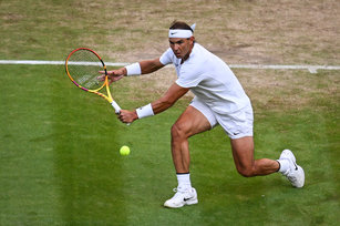 西班牙「蠻牛」納達爾（圖）4日克服第3盤的亂流，以直落3盤擊敗荷蘭對手范德贊德舒爾普，挺進溫網8強，本季在大滿貫賽事未嘗敗績，至今拿下18連勝，接下來將面對美國選手佛里茲。（圖／GettyImages）