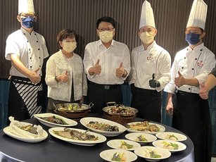 中共禁止台灣石斑魚進口，新天地餐飲集團宣布下半 年採購3萬台斤，屏東縣長潘孟安（中）5日到台中市感謝業者力挺，並大讚業者設計的料理。 （圖／中央社）